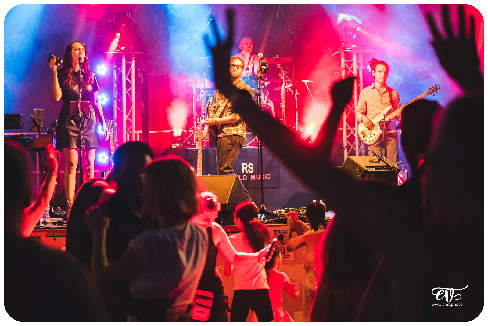 IL SUFFIRA D'UNE SCÈNE